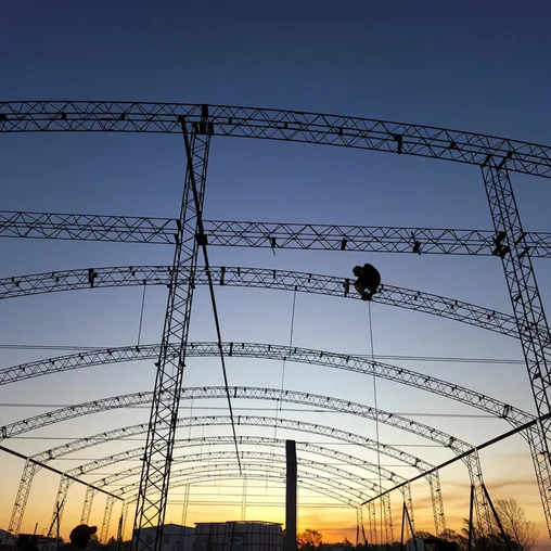 Estructura metálica parabólica al atardecer — Gondean Construcciones