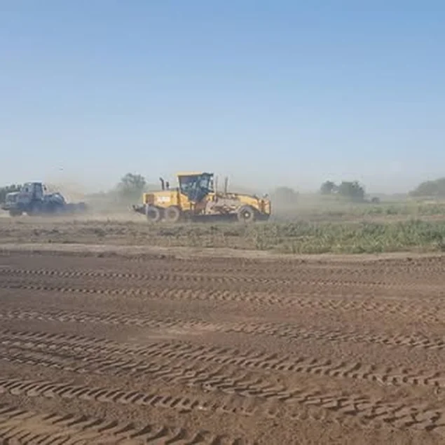Equipo de Gondean Construcciones realizando replanteo en campo — Realicó, La Pampa