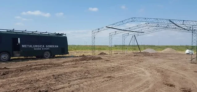 Movimiento de suelo y montaje de tinglado previo a cerramiento