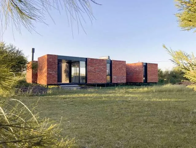 Vivienda de una planta terminada con revestimiento en ladrillo visto — Gondean Construcciones