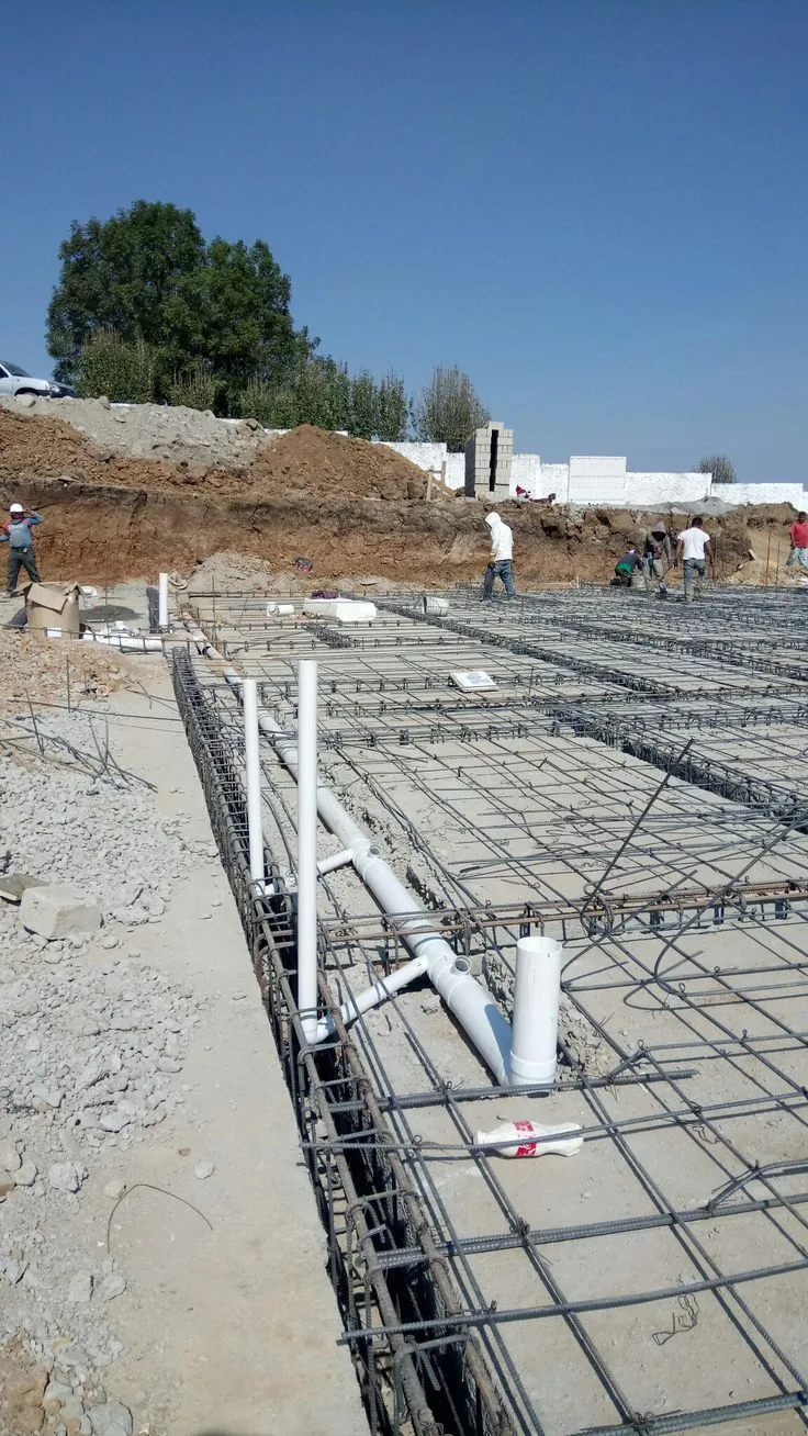 Cañerías sanitarias embutidas en platea de fundación — Gondean Construcciones