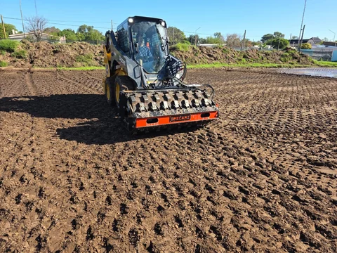 Retroexcavadora propia trabajando en obra — Gondean Construcciones