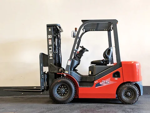 Autoelevador de 3 toneladas propio — Gondean Construcciones