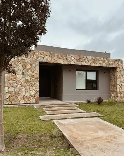 Vivienda terminada con frente revestido en piedra — Gondean Construcciones