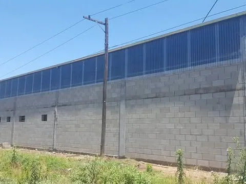 Muro de cerramiento perimetral en construcción — Gondean Construcciones
