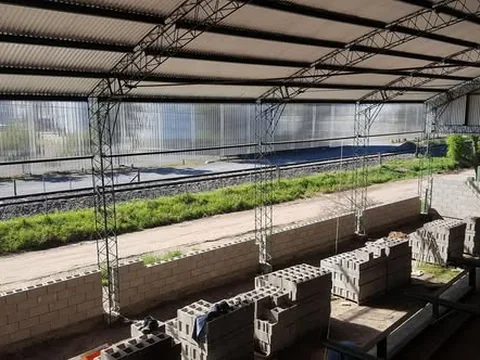 Galpón recto y mojinete montado por Gondean Construcciones