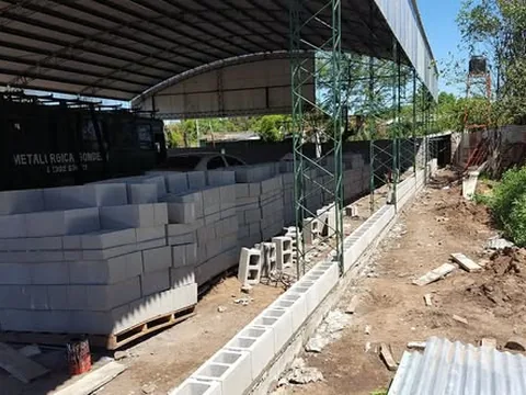 Galpón recto y mojinete montado por Gondean Construcciones