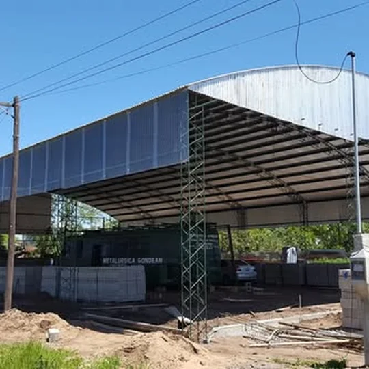 Galpón con mojinetes en construcción, Bragado, provincia de Buenos Aires